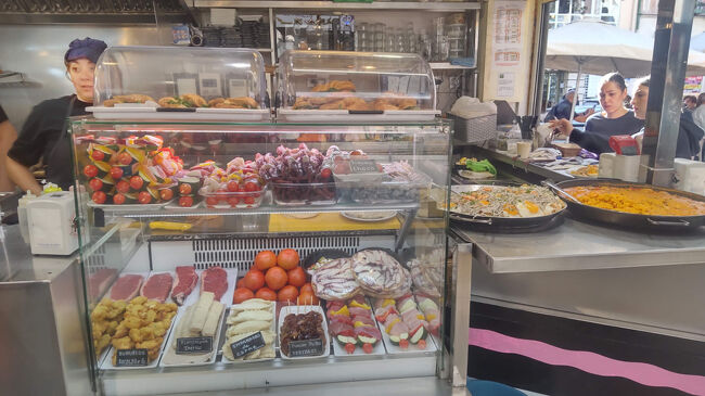 食事できる所もあります。パエリアもありました。