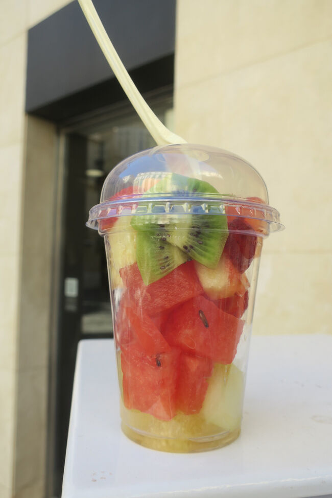 パエリアや海鮮には惹かれますが、とても食べれる気がしなかったので、水分とビタミン補給でフルーツセットを買いました。3.5ユーロ。これなら食べれます(笑)