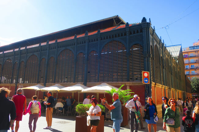 「アタラサナス中央市場」に来ました。こちらも賑わっています。<br /><br />■アタラサナス中央市場<br />https://maps.app.goo.gl/aRmwGPKv1AumMNp7A