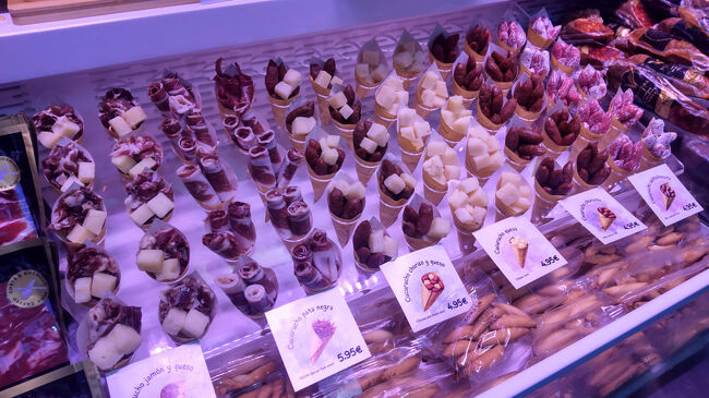 お肉屋さんで「肉のブーケ」を見つけました。生ハムやソーセージが食べ歩きできるようになっています。4.95ユーロでした。