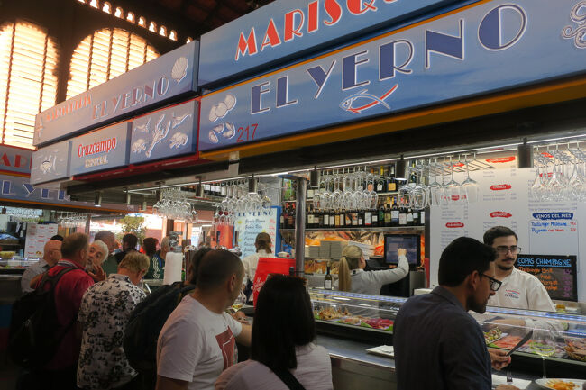 立ち飲みしてますね～。楽しそう！