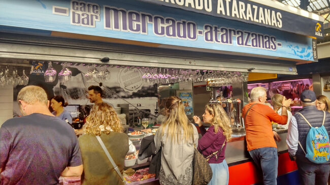 海鮮系の立ち飲みもありました。せっかくなので何か食べようかなぁと、色んなお店をチラ見したんですが、生ものや揚げ物とか見たら「やっぱりまだ無理～」となりました…ｗ