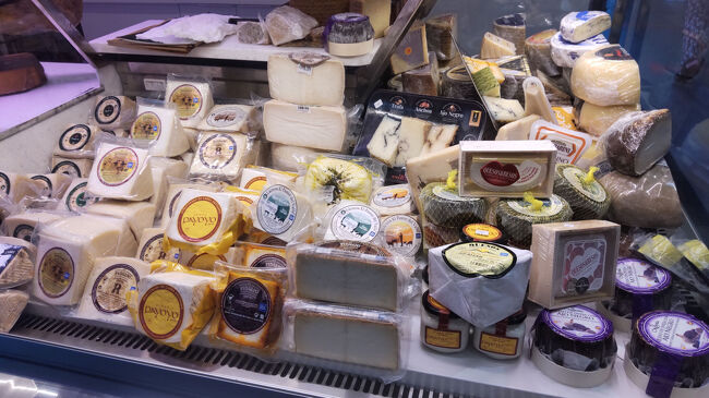 チーズも種類豊富です。見るだけでしたが楽しめました！何やかんやで12:30まで滞在していたので、1時間くらいはウロウロしていました。