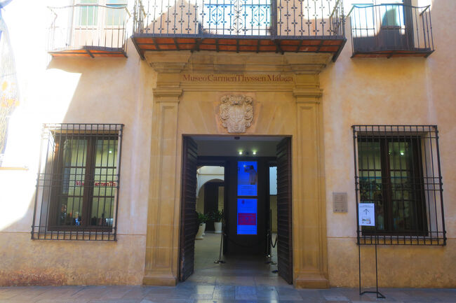 体力はまだ大丈夫なので、次は「カルメンティッセン美術館」に行きます。12ユーロです。荷物だけセキュリティチェックを受けました。受付の奥にカフェもあります。<br /><br />■Museo Carmen Thyssen Málaga<br />https://maps.app.goo.gl/i8CZ6eUdDqooVG4p7