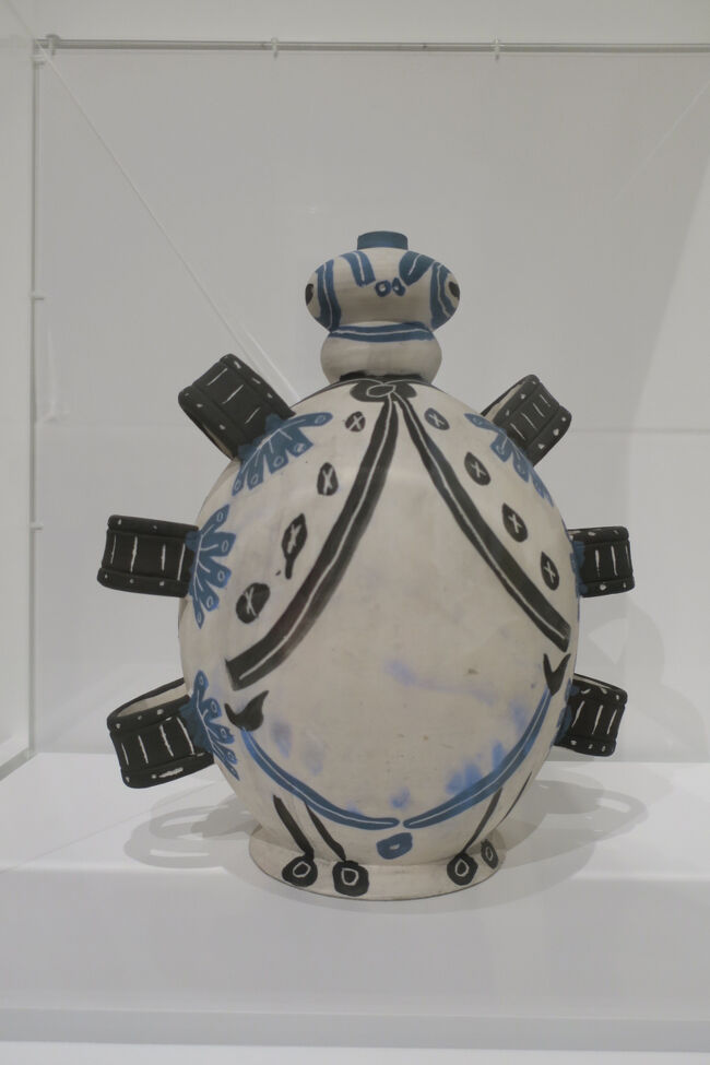 こちらは陶器作品で「昆虫(Insecte)」です。陶芸も特徴あります。