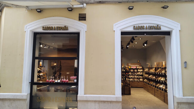 この日に予定していた観光地は全部行けたので、最後に夕陽を見るために街ぶらしながら港の方へ向かいます。色んな街で見かけた「Sabor a España」です。お土産探しにお勧めなお店です。<br /><br />■Sabor a España<br />https://maps.app.goo.gl/Tir147rzYtByrjQm6