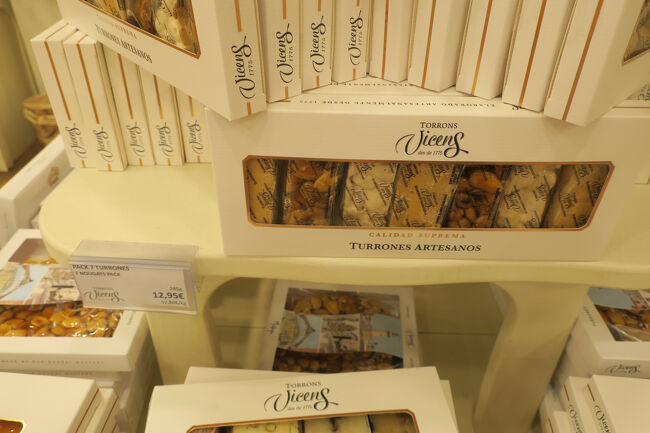 お土産用のボックスもありましたが、12.95ユーロなので、バラマキ用ですかね…