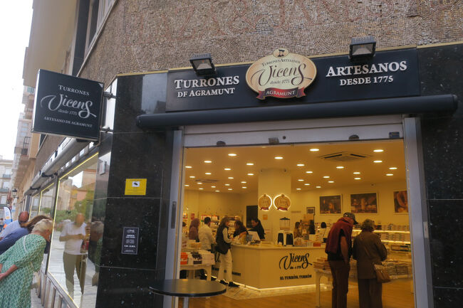 こちらは「TORRONS(トゥロン)」のお店です。<br /><br />■TORRONS VICENS MÁLAGA<br />https://maps.app.goo.gl/GVkNAJ1FAj4JuA6R7