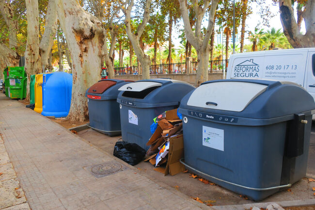 ゴミ箱があまりにも大きいので思わず1枚。人間も入れそうな大きさですｗ