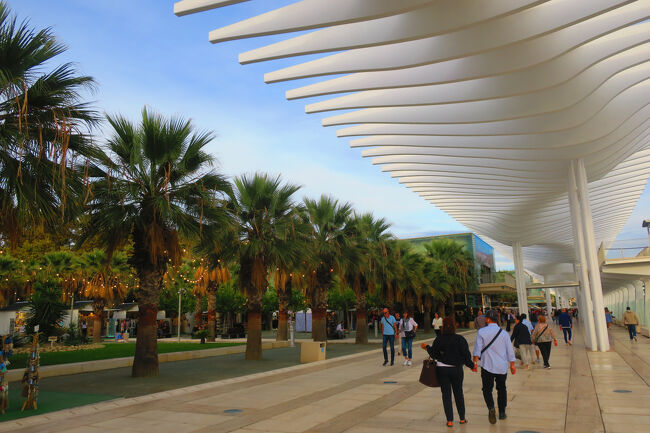 海岸沿いにはレストランやお土産屋さんがありました。