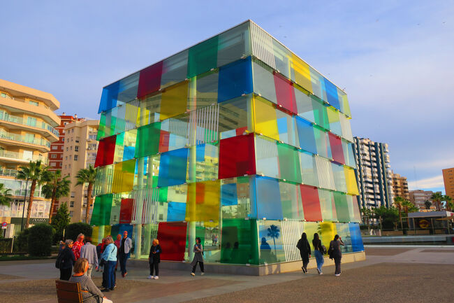 ポンピドゥーセンターです。綺麗な建物ですね。中は美術館になっているようです。美術館巡りはもうお腹いっぱいなので外観だけ。<br /><br />■Centre Pompidou Málaga<br />https://maps.app.goo.gl/bEmjkaaVapQMkhow9