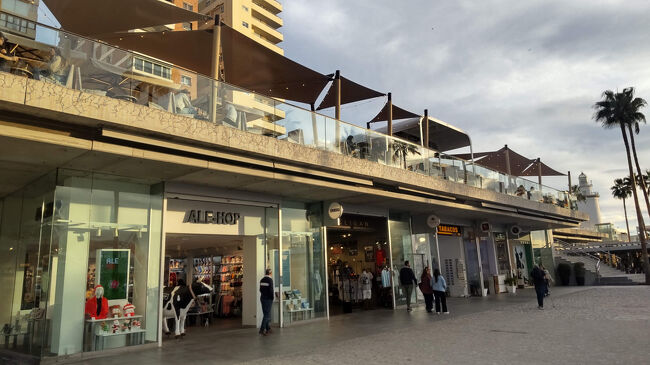 沿岸はショッピングモールになっていて、オシャレな雰囲気です。いい感じのレストランやバーもありました。