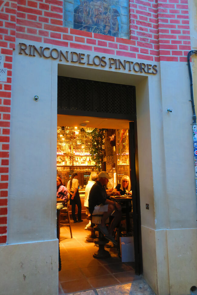 丸2日寝込んだ分を取り戻すため、結果的に美術館巡りになってしまいましたが、街歩きもして夕陽も見れて良かったです。有名な「El Pimpi」は賑わっていました。バルも行きたかったけど、お腹的にも気分的にもまだまだ無理そう…<br /><br />■Bodega El Pimpi<br />https://maps.app.goo.gl/ytpmTyBtS8YvyZKr9