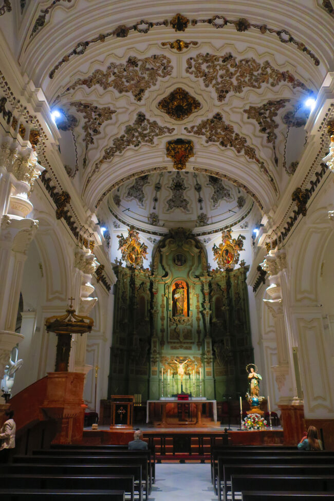 開いていたので入ってみました。シンプルですが天井の模様が綺麗な教会でした。<br /><br />■Parroquia Santiago Apóstol Málaga<br />https://maps.app.goo.gl/ETGqewhFnuNXNasp7