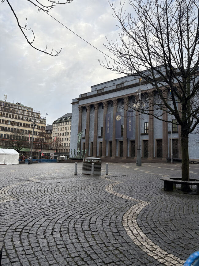 向かいはノーベル賞の授賞式が行われるコンサートホールです。数時間後に開始とは思えない静けさ。