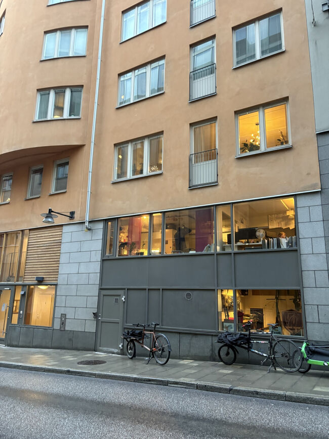 ストックホルムはカーテンを閉めず、中が丸見えのオフィスが多い。PCの画面まで見える場合もあるけど、気にならないのかな。