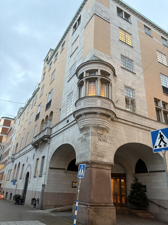 グランドホテルだと思うと裏口も荘厳な気がする。