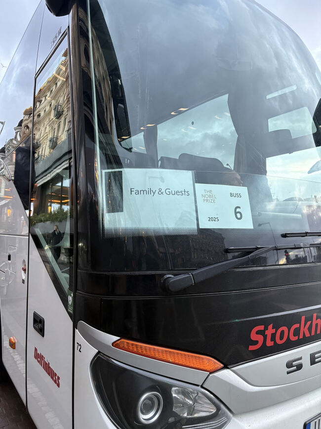 ノーベル賞受賞者のFamily and Guests専用のバスがありました。グランドホテルから授賞式の会場へ向かわれるよう。