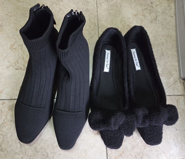 朝ごはんの後、東大門靴卸売市場に向かいました。<br />C棟をブラブラしました。<br />入口のお店で、3足購入。こちらは、家に帰ってから撮った購入品。<br />買う時に値段を聞くと、沢山買ったら安くすると言って値段は教えてくれません。<br />3足選んだら、12万Wと言われました。最初に聞いた高そうな靴が4万5千Wで、それよりお安そうな3足だったので、？？？となっていたら、3足10万Wにまけてくれました。<br />珍しいデザインのショートブーツをゲットできて、嬉しい。