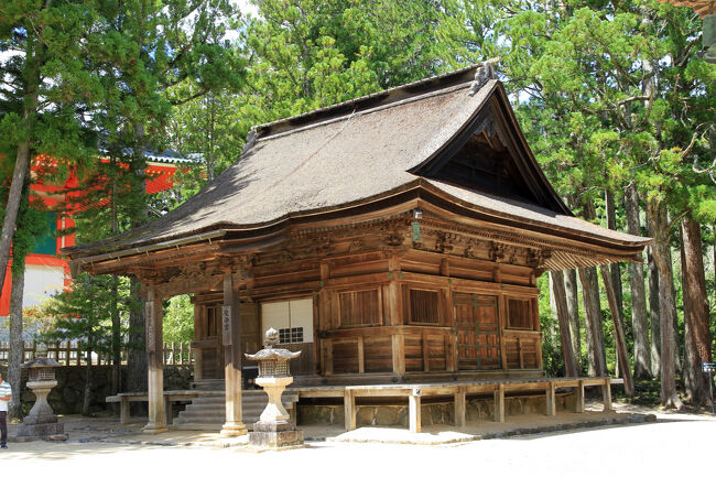 愛染堂<br />四海静平、玉体安穏を願い後醍醐天皇の御願により1334年（建武元年）に建立されました。本尊として愛染明王を祀り、愛染明王護摩と長日護摩が行われる場所です。