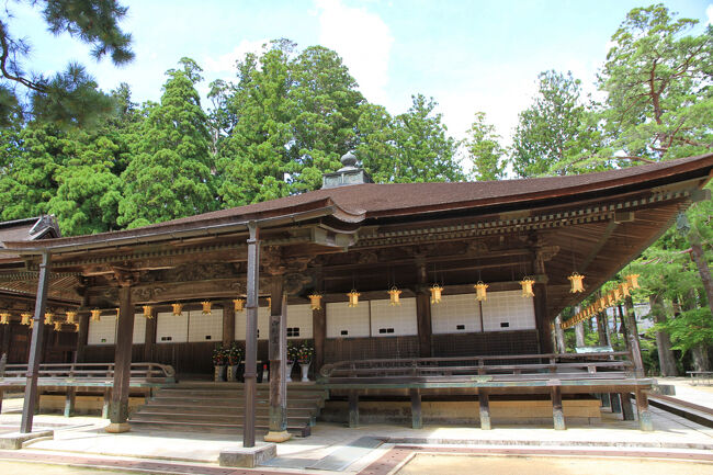 御影堂<br />空海の弟子の真如親王筆とされる弘法大師御影を本尊とし、外陣には空海十大弟子の肖像が掲げられています。<br />