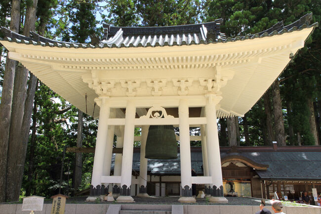 大塔の鐘<br />火災等により度々鐘楼が焼失し、改鋳が繰り返され現在の銅鐘は、1547年（天文16年）に完成したものです。直径が約2mと非常に大きく、日本で4番目に大きな鐘であったことから「高野四郎」の愛称で呼ばれるようになりました。現在でも使われており、午前4時、午後1時、午後6時、午後9時、午後11時と1日5回時刻を知らせています。