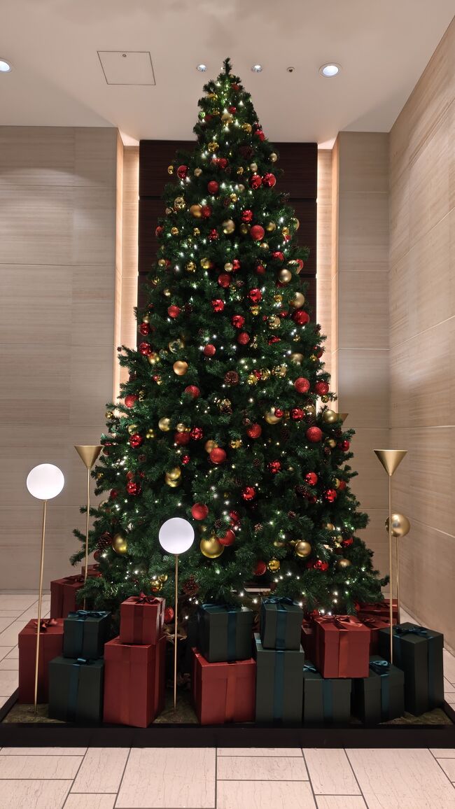 「コンラッド東京」1階ロビーにあるクリスマスツリーです。