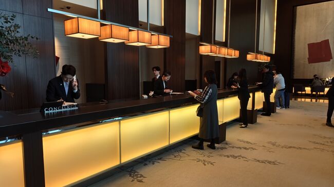 フロントデスクは、28階です。<br />チェックイン開始時間の15時過ぎに着いたので、ロビーソファーにはチェックインする宿泊客が多数順番待ちで座っていました。<br />ダイヤモンド会員なので、エグゼクティブラウンジでチェックインしたい旨、ホテルスタッフに伝えました。