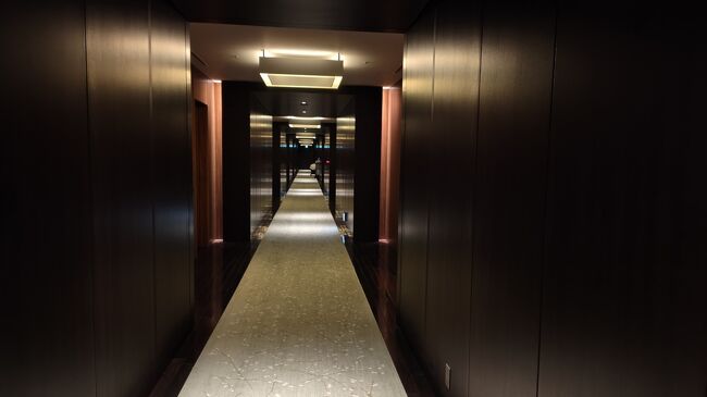 35階のエレベーターホールから部屋へ向かう廊下です。