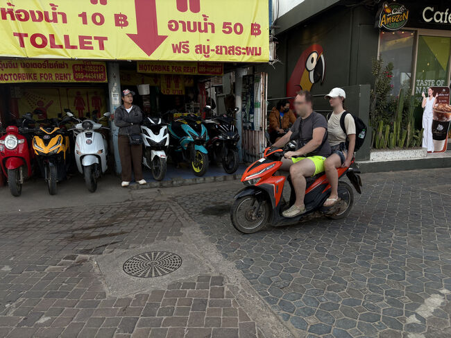 こんな感じでみなさんバイクをレンタルして二人乗り<br />ヘルメットなし<br />