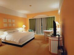 深夜２時半。
チェックインもスムーズ。
このホテル、ポケットWi-Fiの貸し出しでホテルWi-Fiを賄ってます。
施設が広くてお客さん少ないから効率がいいのかな？
ホテルから持ち出していいのか聞いたらOKとのこと。
失くしたら200だか300ドルだそうです。
