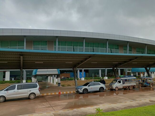 約20分でカムサワート駅に到着。周りには何もなく、巨大な駅が突然現れました。ウドンタニまで列車に乗るつもりでした。