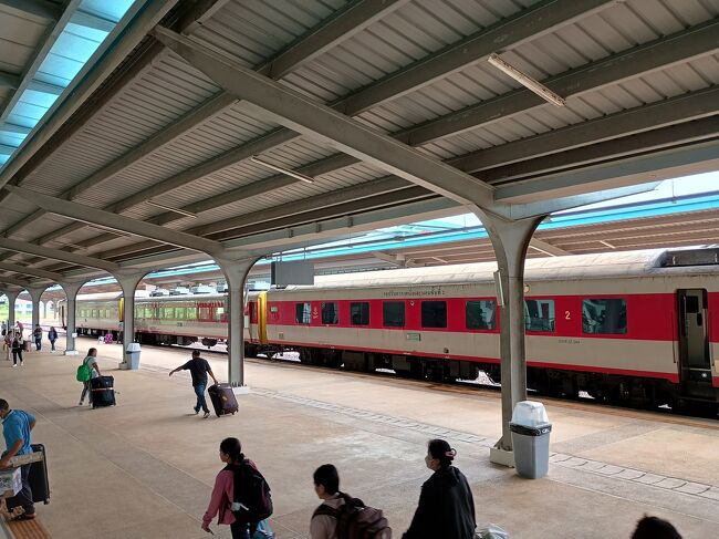 バンコクからの列車が到着。折り返しでノンカーイ行になります