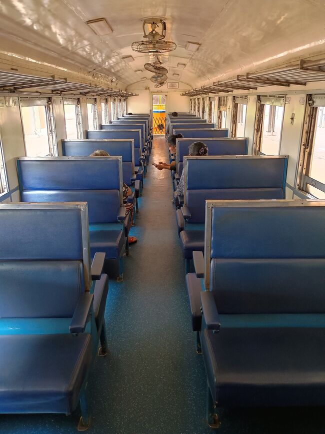 ２等席。乗客は10人ほど。ほぼ定刻に出発