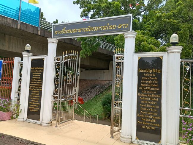 橋のたもとの門を進みます