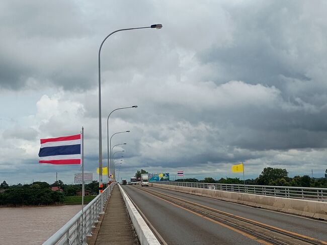 橋の中央は線路、歩道を歩いてラオス方向へ