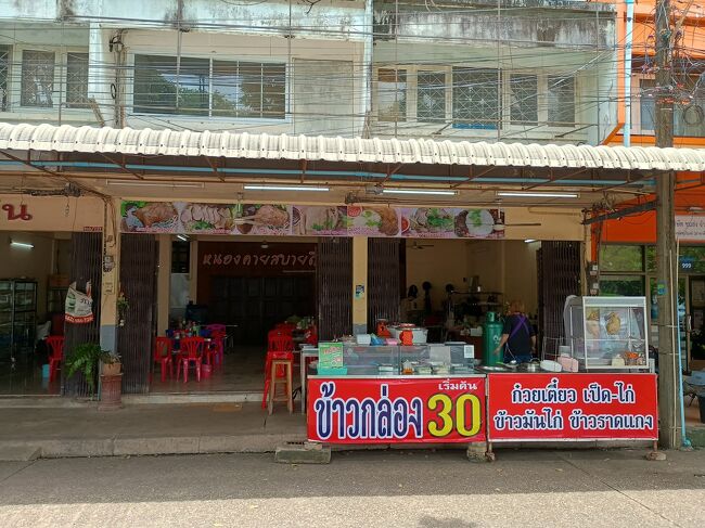 バスターミナルでランチタイム