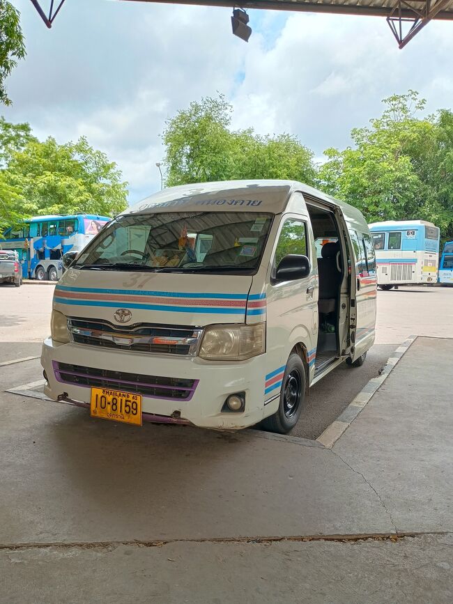 13時発のウドンタニ行ロットゥー、55バーツ