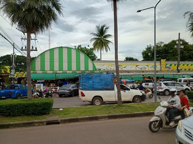 Grabで中心部のナイトマーケットエリアまで。（74バーツ）<br />早すぎて開店準備中でした