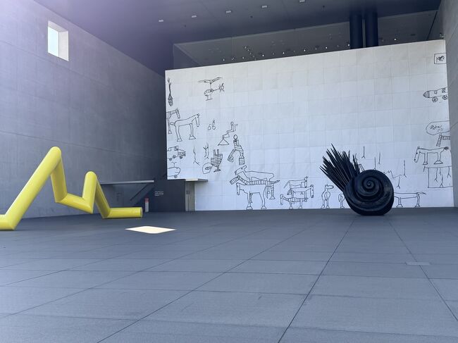 今日の猪熊弦一郎現代美術館は初めての経験があった<br />左側の壁の上部にある開口部から太陽光が入り黄色い彫刻の手前を照らしていた