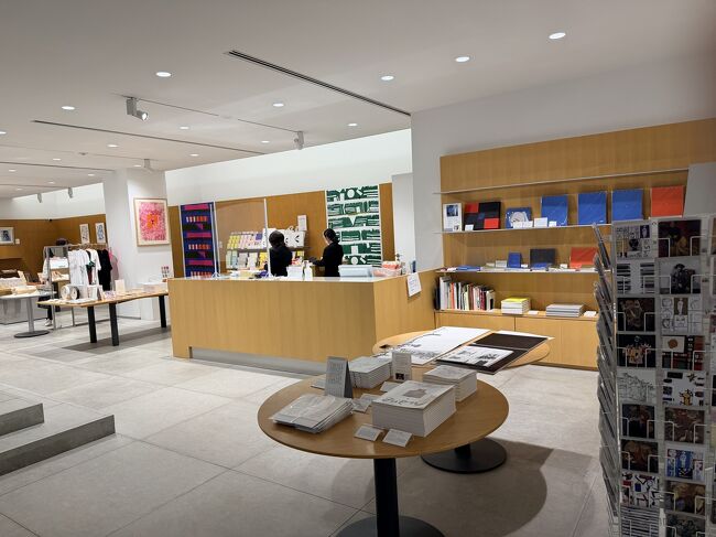 ミュージアムショップ<br />猪熊弦一郎現代美術館のオリジナル商品がならんでいます