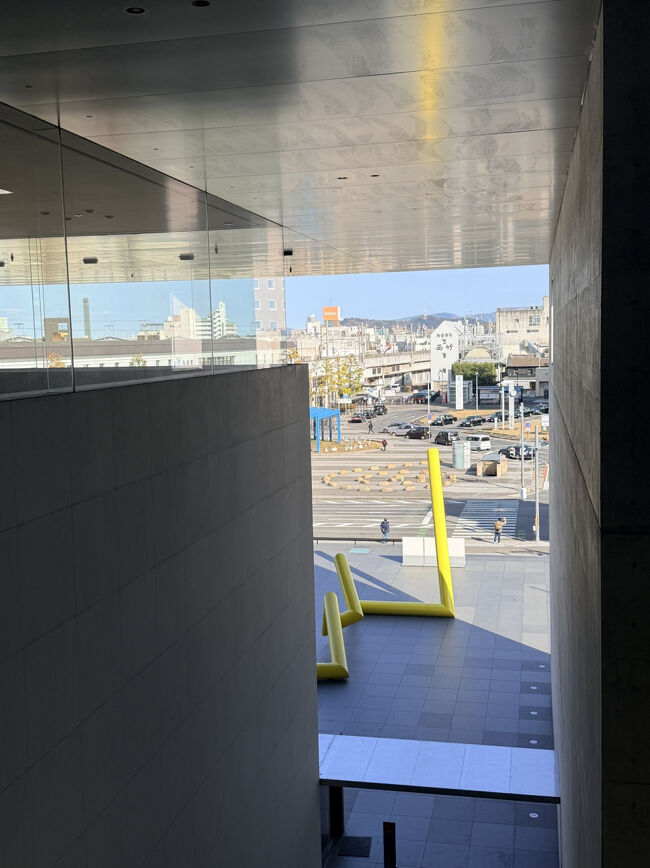 手前を右側に見ると丸亀駅前の広場が見える