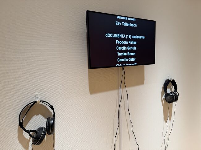 イヤホンが置かれていて音声も楽しめる仕組みになっています