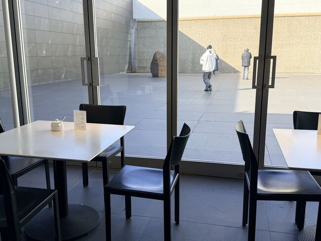 カフェの外の広場には素敵な空間が広がっています<br /><br />突き当たりに立ち上がった滝<br />その前には<br />黄色い猪熊弦一郎の彫刻作品と<br />奥にイサム・ノグチの助手を務めた和泉正敏の石の彫刻