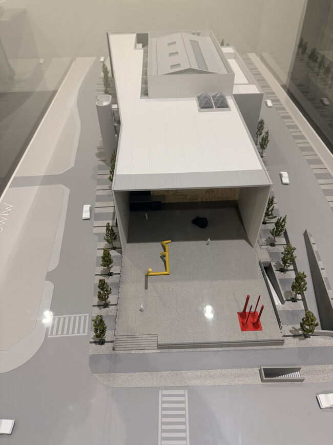 ライブラリーの前に置かれたミニチュアモデル<br /><br />美術館と図書館の複合施設になっている