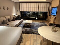 高齢の両親と東京に住む姪っ子のとこに猫を届けに行きがてら、一泊して翌日両親の希望の場所でお買い物をするショートトリップです。
両親ともに車の免許も返納した高齢なので、時々旅行とかに連れ出して気分転換をしてもらうことで心身ともに健康でいてもらいたいなーと思いまして。
年に１回は国内旅行で少しよい温泉にいくことにしてますが、今年は３月にカナダに連れて行ったのと私が出張とかが多くて国内なしかなあとおもっていたのだけど、東京ならいっかということでそうなりました。

でもって９月末だったか１０月頭だったかに銀座のホテルを模索していたら１１月オープンのこのホテルが出てきたので、予約してみました。
ふふ東京銀座。
ふふチェーンはほかは止まったことないんで、今回が初めてです。