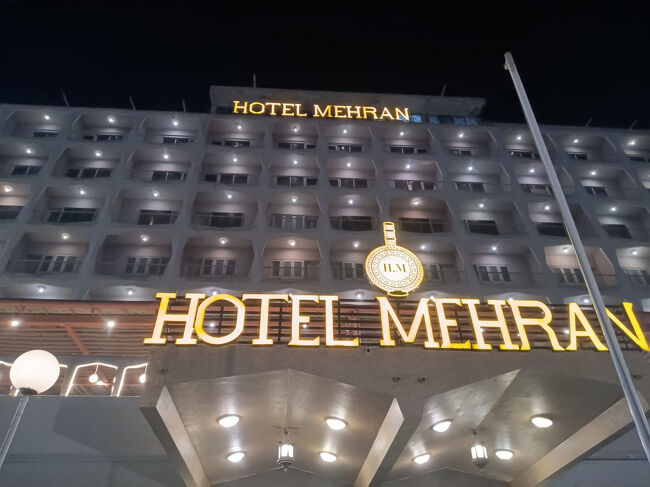 11月21日　成田11時45分発 TG643便にてバンコックへ。ハンコックには17時05分に到着します。バンコックで関空から来たツアーメンバーと合流。バンコック18時50分発TG341便にてパキスタンの首都カラチへ。カラチ空港には22時25分に到着。成田からの所要時間は、成田/バンコックが7時間20分、バンコック/カラチが5時間35分で合計13時間と欧州へ行くのと同じ位の時間がかかりました。<br />23時30分　カラチのホテル MEHRAN に到着。