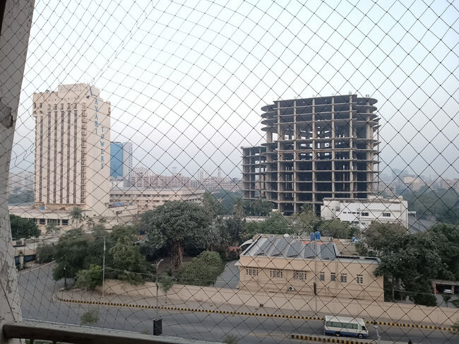 部屋からの眺望です。ベランダが備わっていますが外には出られませんし、全面にネットが貼られています。