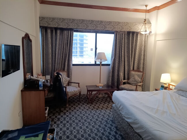 部屋はこんな感じで、空調、Wifi、TV、ポット等揃っており、パキスタンのホテルとしては良い方だと思われます。