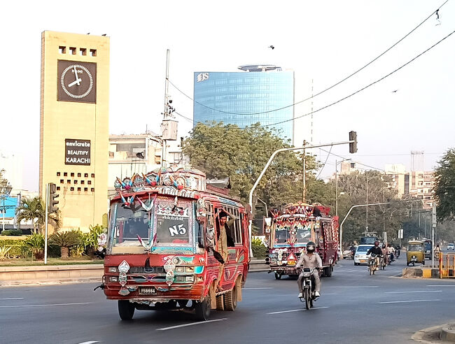 交差点を派手に走り抜ける路線バスです。